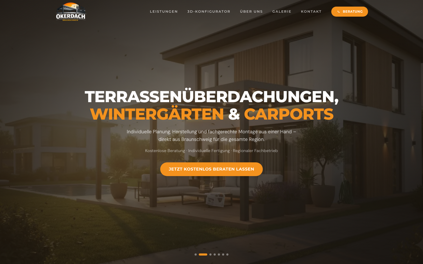 Erster Bildschirm von okerdach.de: die Überschrift Terrassenüberdachungen, Wintergärten und Carports über dem Foto einer beleuchteten Terrasse, darunter der Knopf zur kostenlosen Beratung.