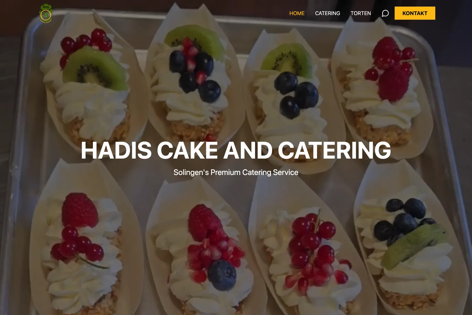 Startseite von Hadis Cake and Catering mit einem Blech Sahnedesserts als Hintergrund